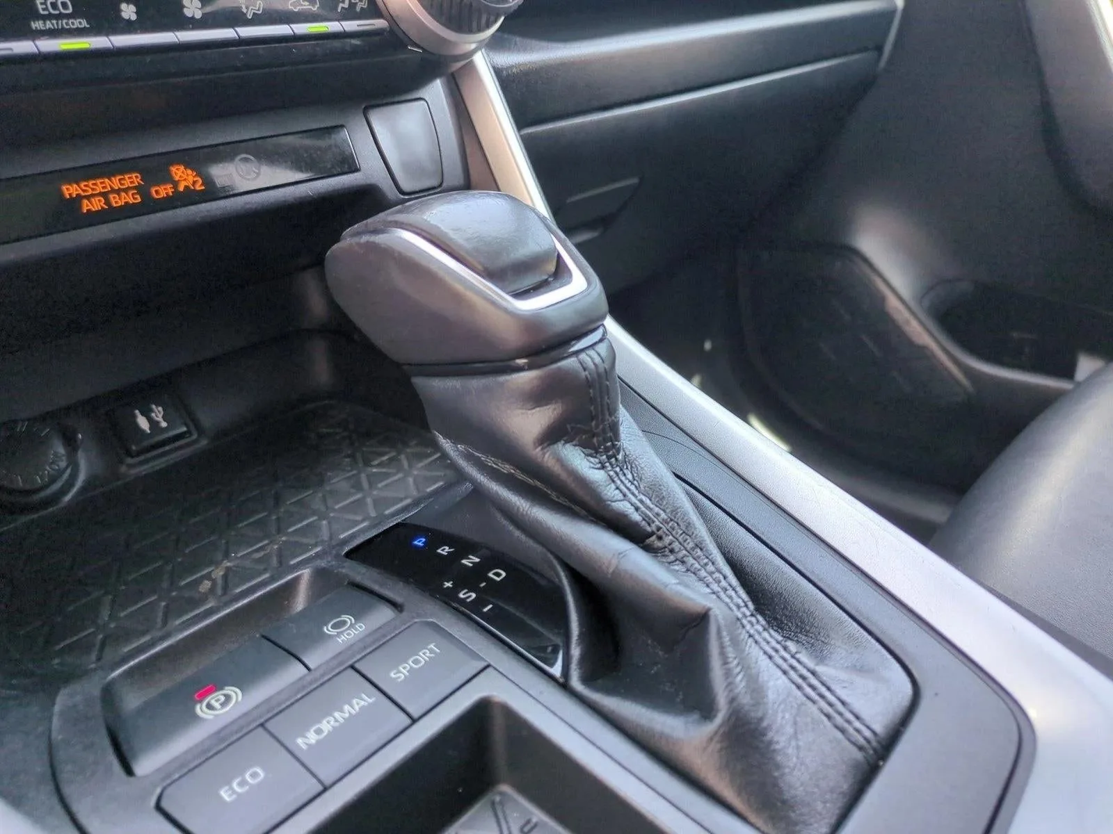 2019 Toyota RAV4 XLE Premium FWD (Natl) photo 12