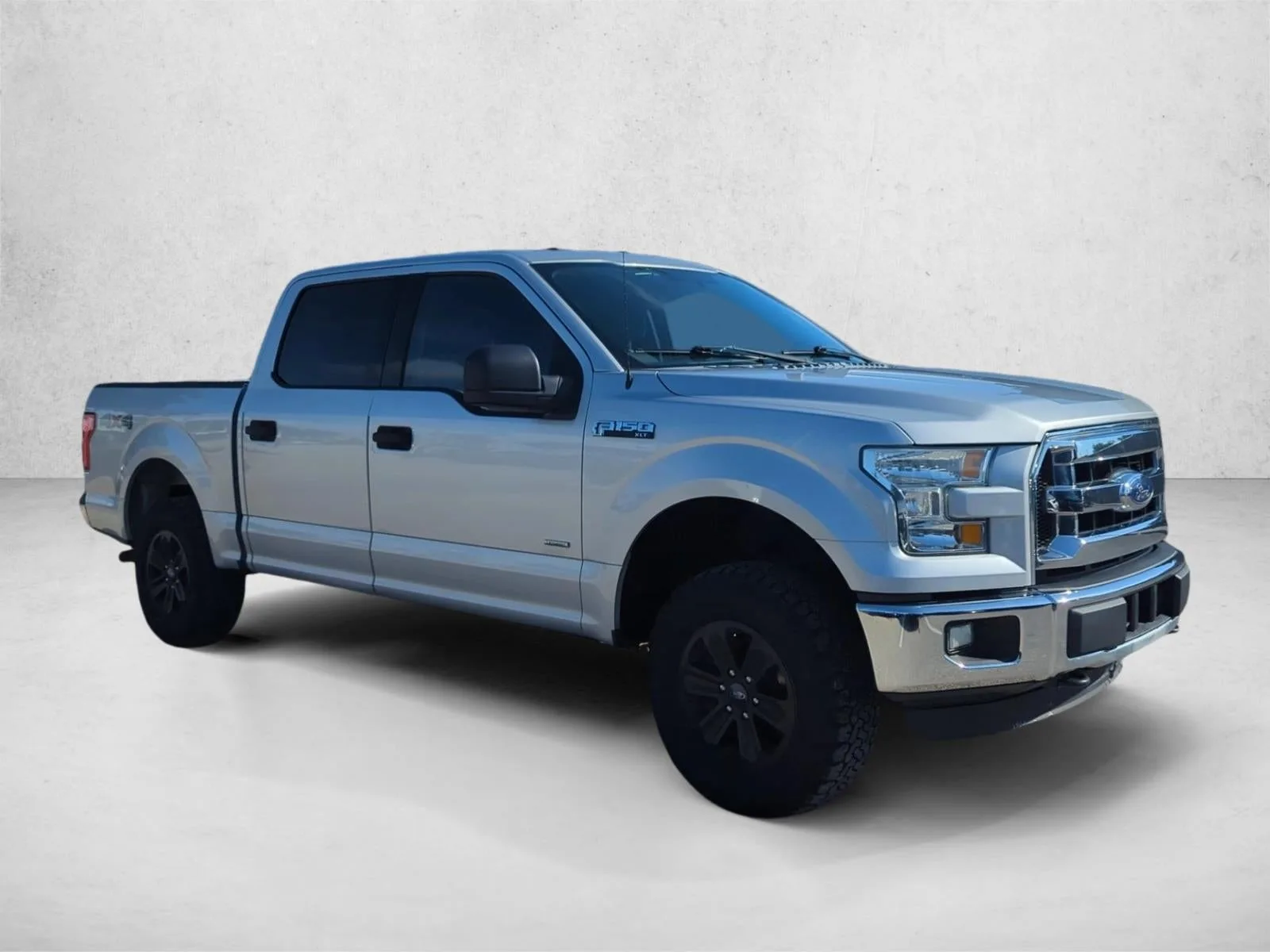 2016 Ford F-150 4WD SuperCrew 5-1/2 Ft Box XLT photo 3