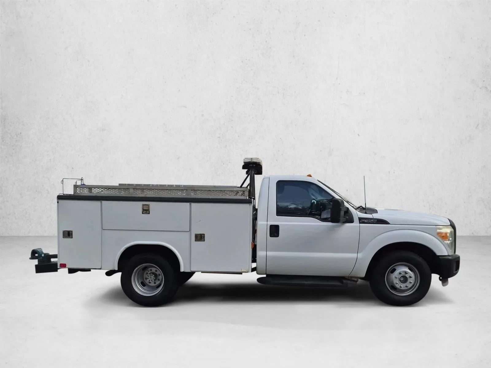 2016 Ford Super Duty F-350 DRW XL photo 4