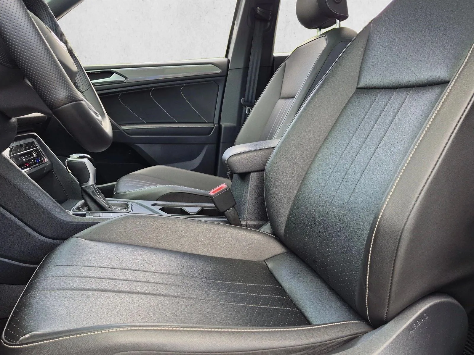 2022 Volkswagen Tiguan 2.0T SE R-Line Black FWD photo 11