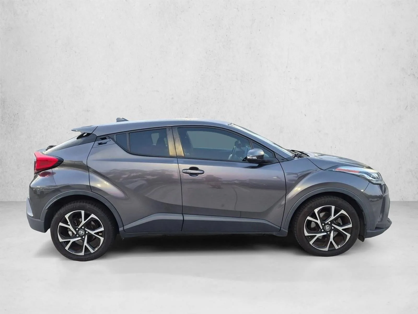2021 Toyota C-HR XLE FWD (Natl) photo 4