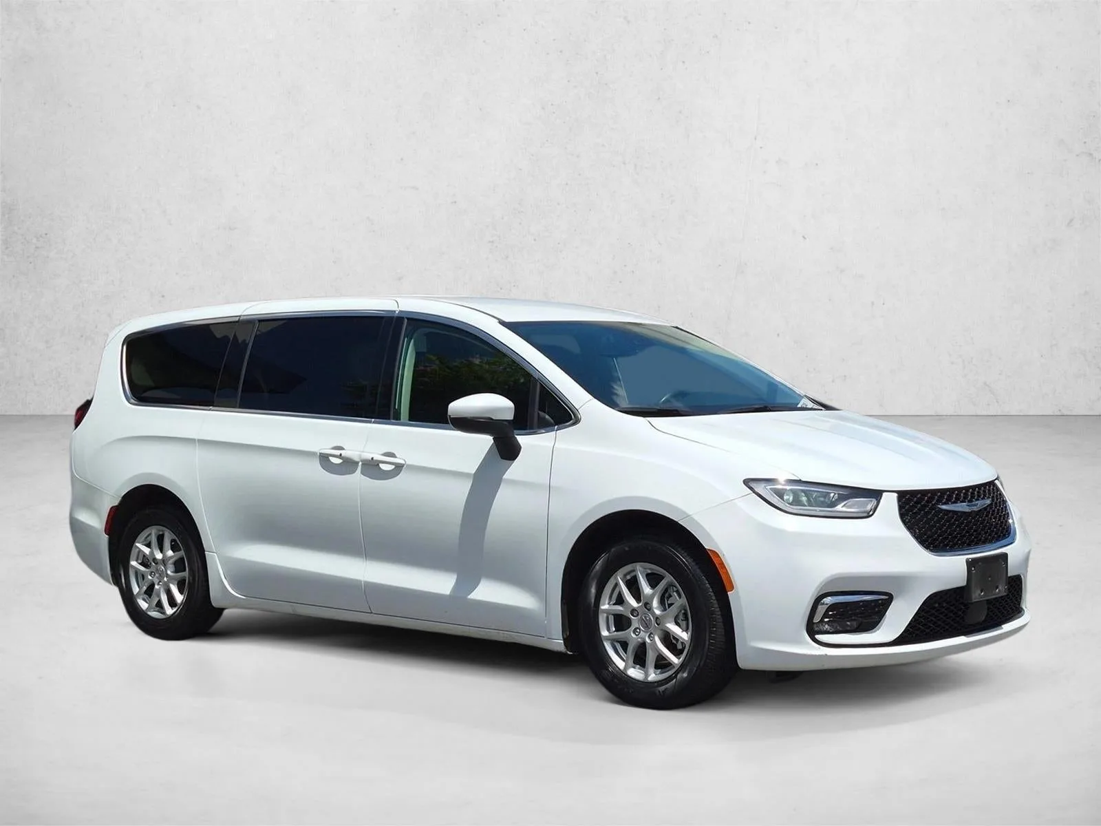 2023 Chrysler Pacifica Touring L FWD photo 3