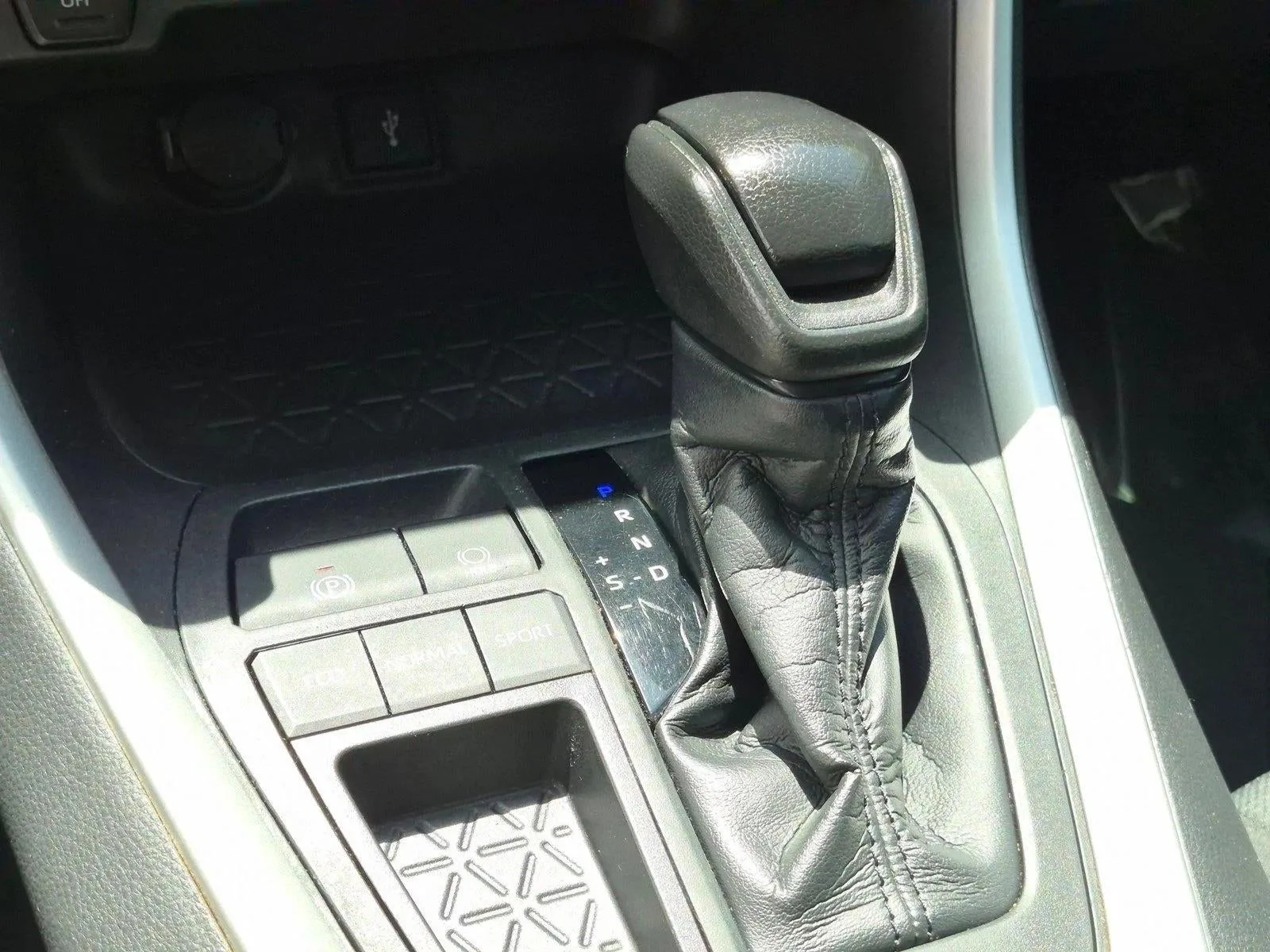 2020 Toyota RAV4 XLE FWD (GS) photo 11