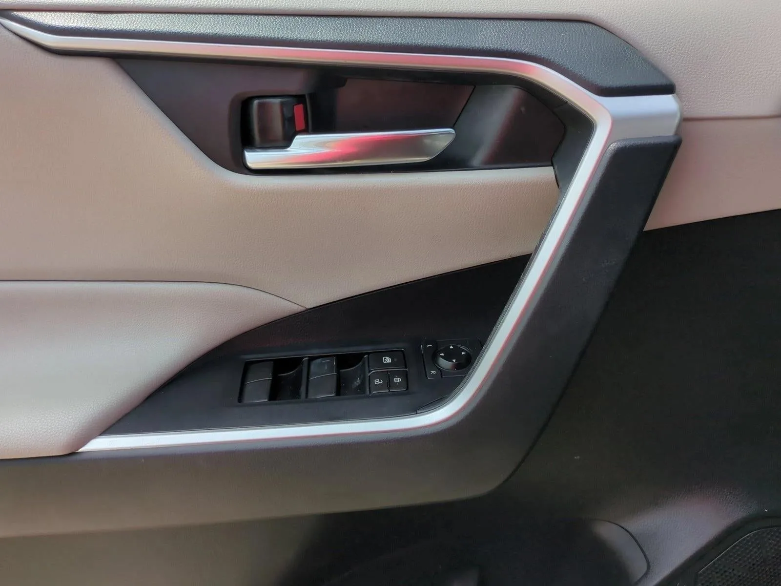 2019 Toyota RAV4 XLE FWD (GS) photo 11