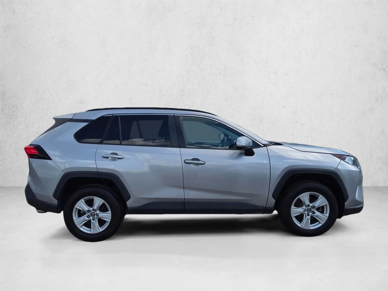2019 Toyota RAV4 XLE FWD (GS) photo 4