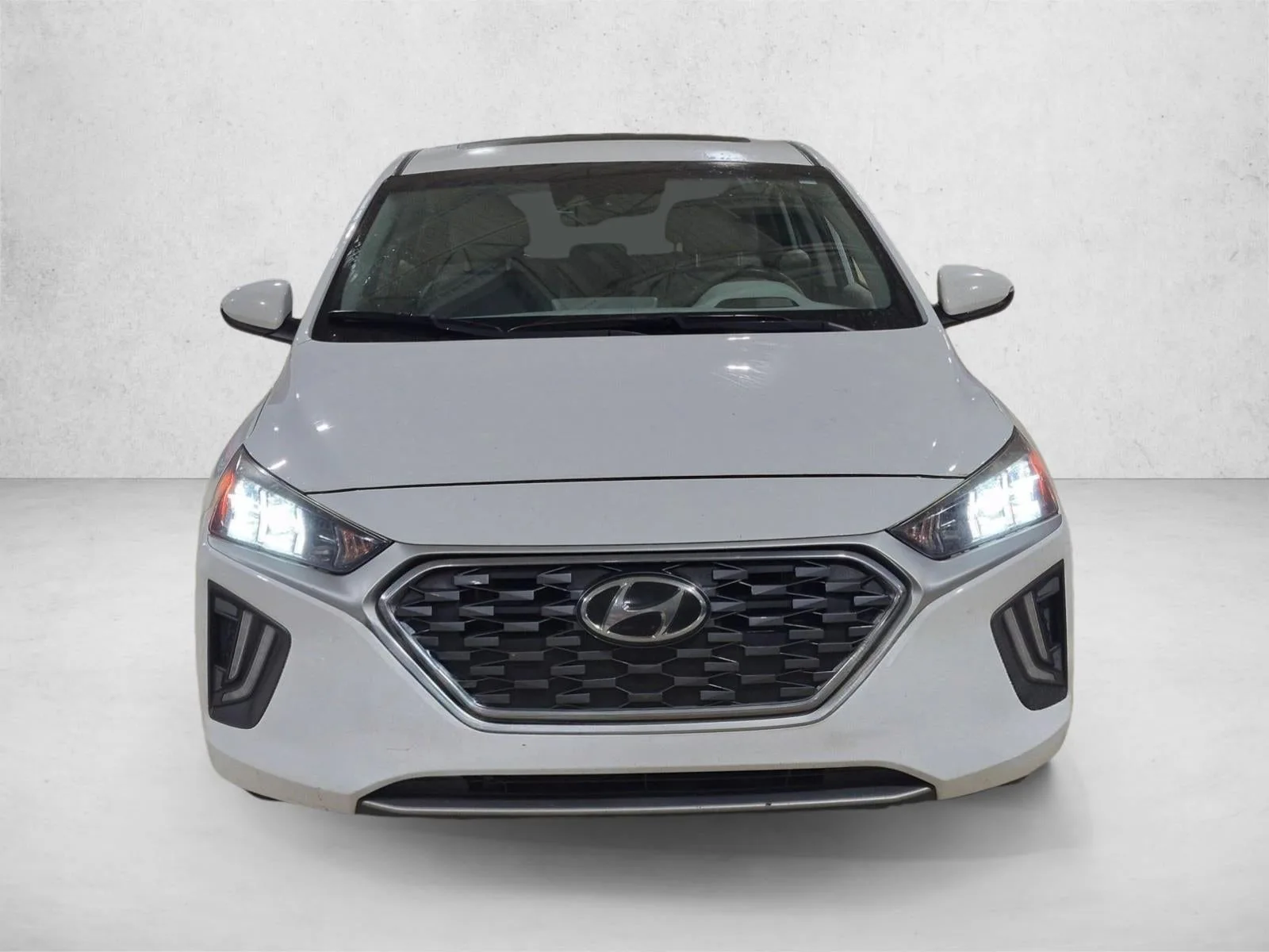 2020 Hyundai IONIQ Hybrid SEL Hatchback photo 2