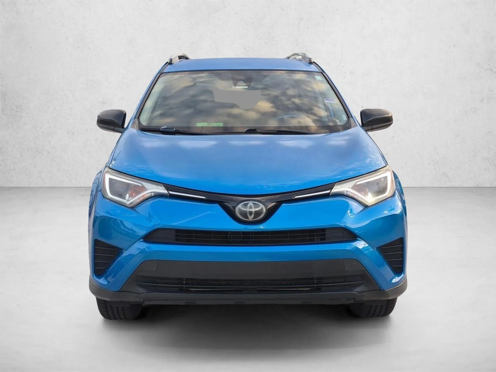 2018 Toyota RAV4 LE FWD (GS) photo 2