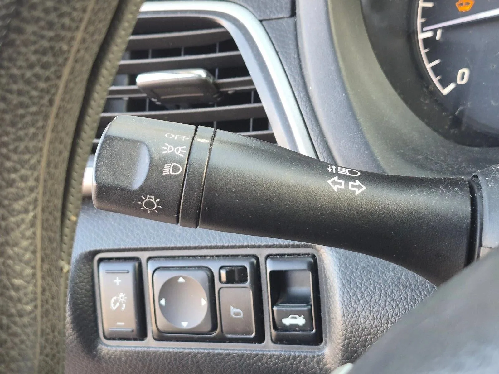 2014 Nissan Sentra 4dr Sdn I4 CVT S photo 4