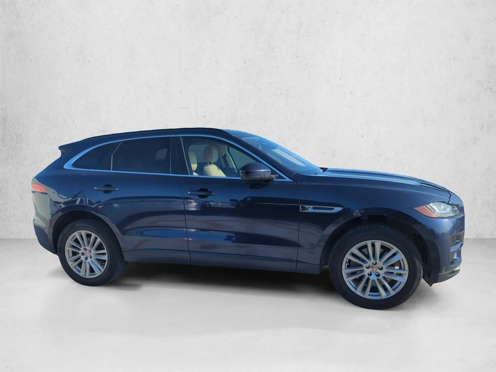 2017 Jaguar F-PACE 35t Prestige AWD photo 4