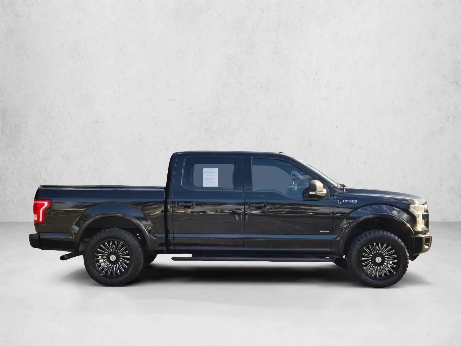 2016 Ford F-150 2WD SuperCrew 5-1/2 Ft Box XLT photo 4