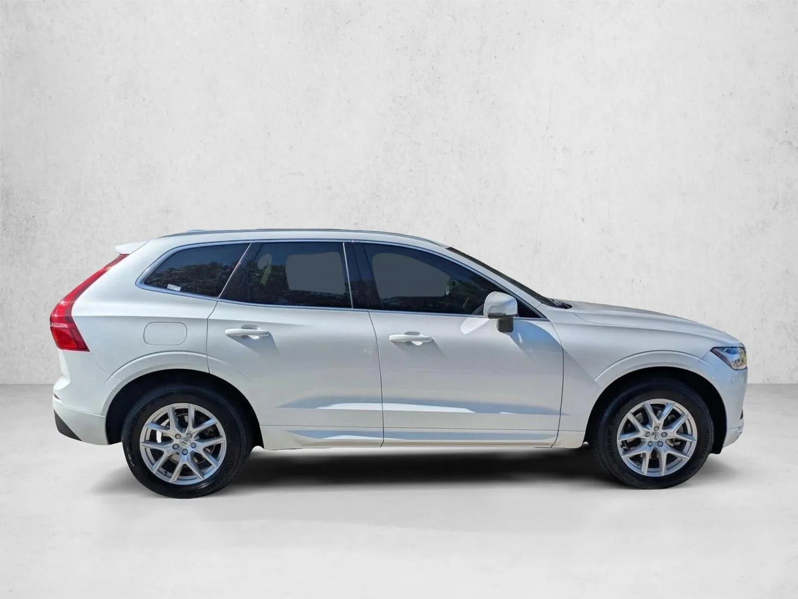 2019 Volvo XC60 T5 FWD Momentum photo 4