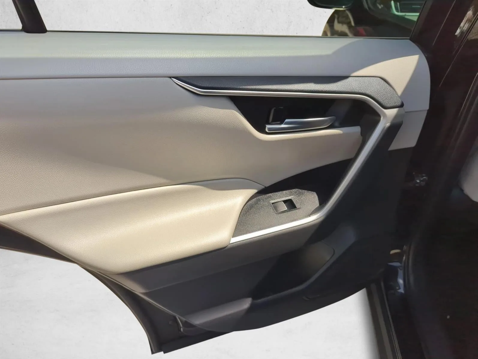 2020 Toyota RAV4 XLE Premium AWD (Natl) photo 12