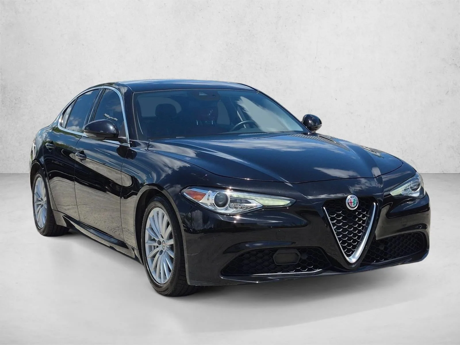 2021 Alfa Romeo Giulia RWD photo 3