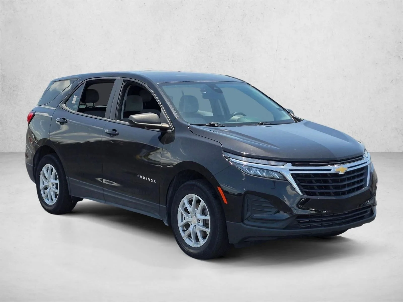 2023 Chevrolet Equinox LS photo 3