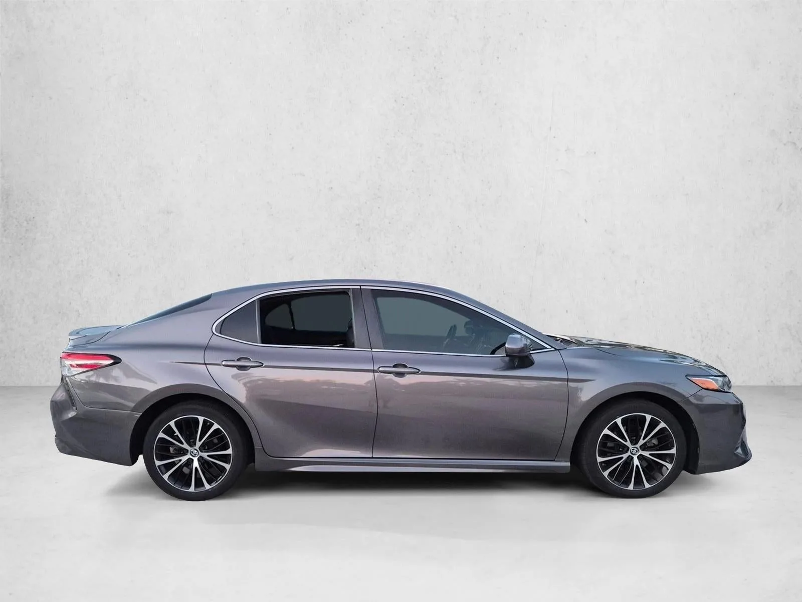 2019 Toyota Camry SE Auto (Natl) photo 4