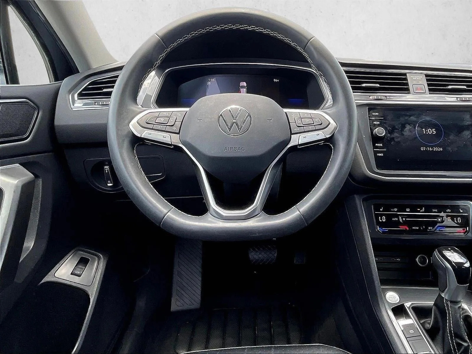 2023 Volkswagen Tiguan 2.0T SE FWD photo 7