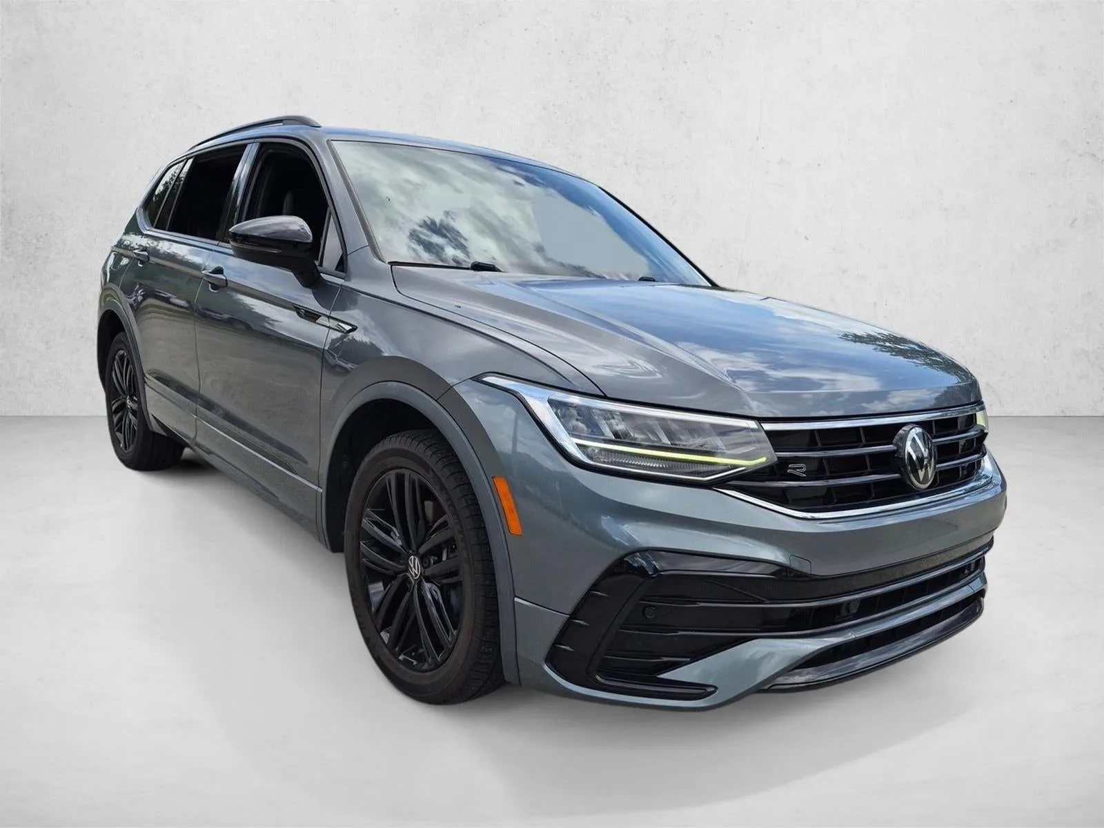 2022 Volkswagen Tiguan 2.0T SE R-Line Black FWD photo 3