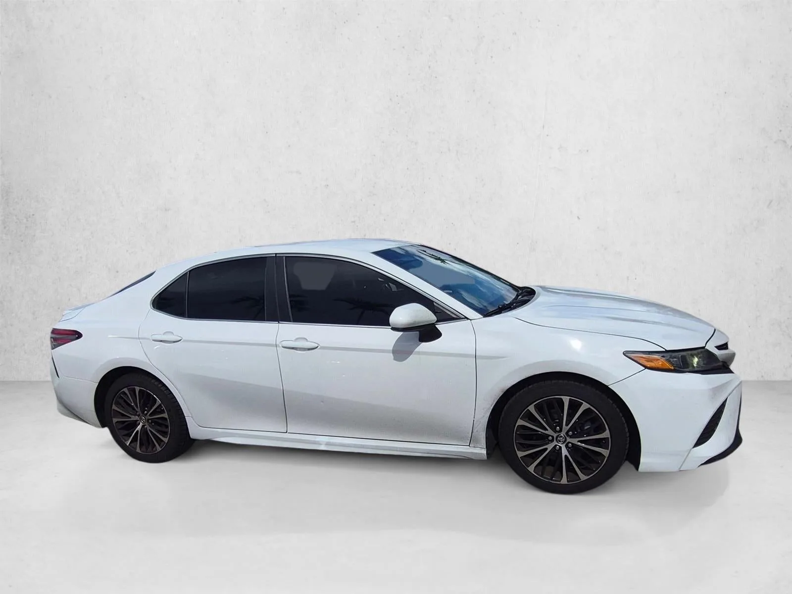 2018 Toyota Camry SE Auto (SE) photo 5