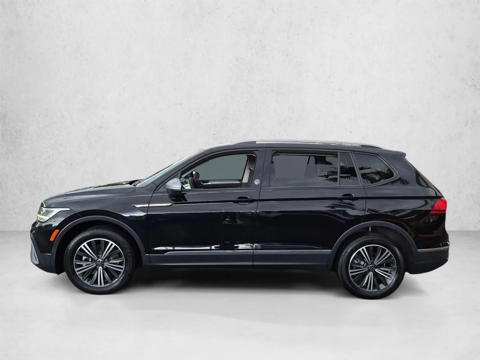 2024 Volkswagen Tiguan 2.0T Wolfsburg Edition 4MOTION photo 8
