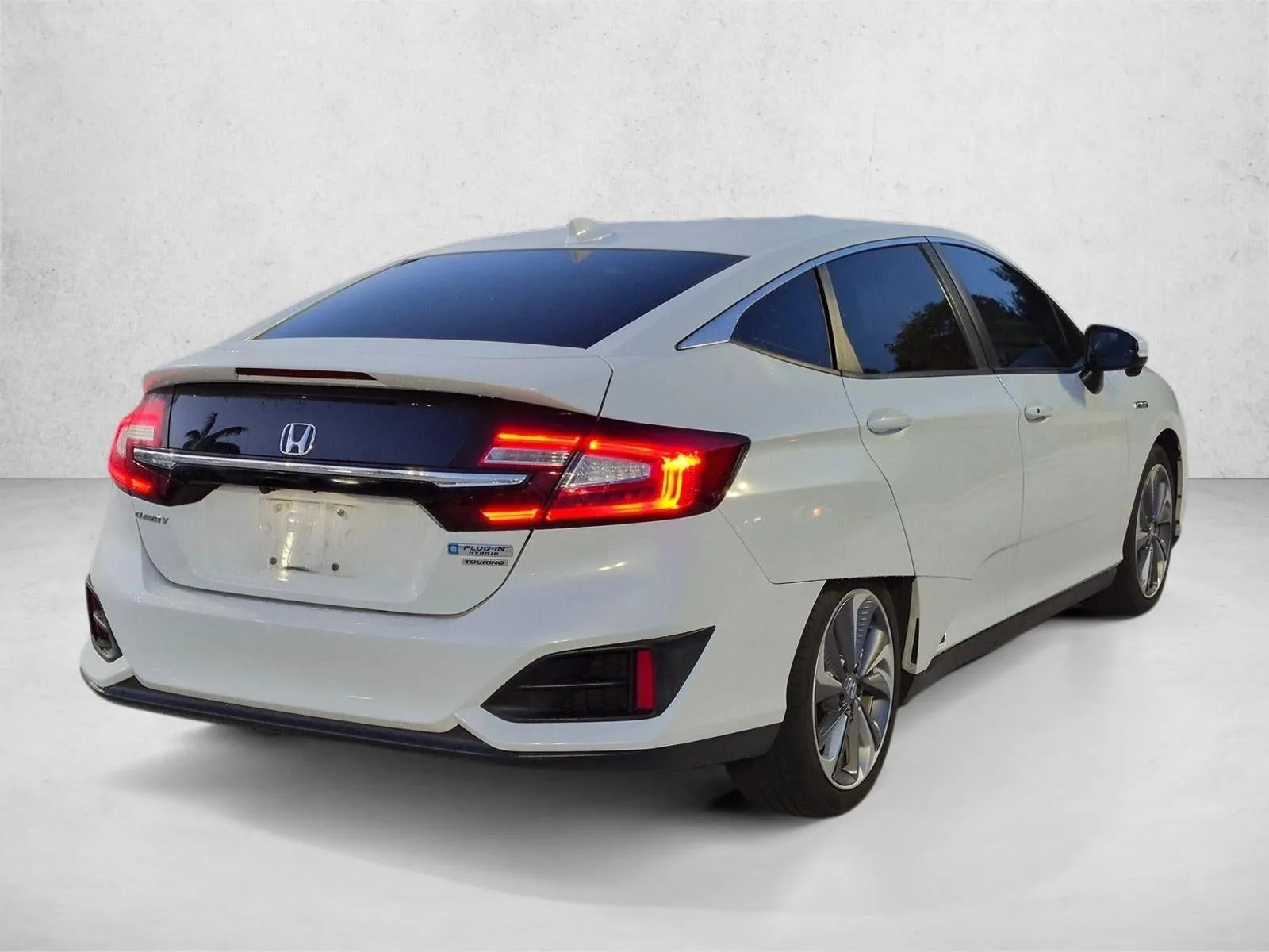 2018 Honda Clarity Plug-In Hybrid Touring Sedan photo 5