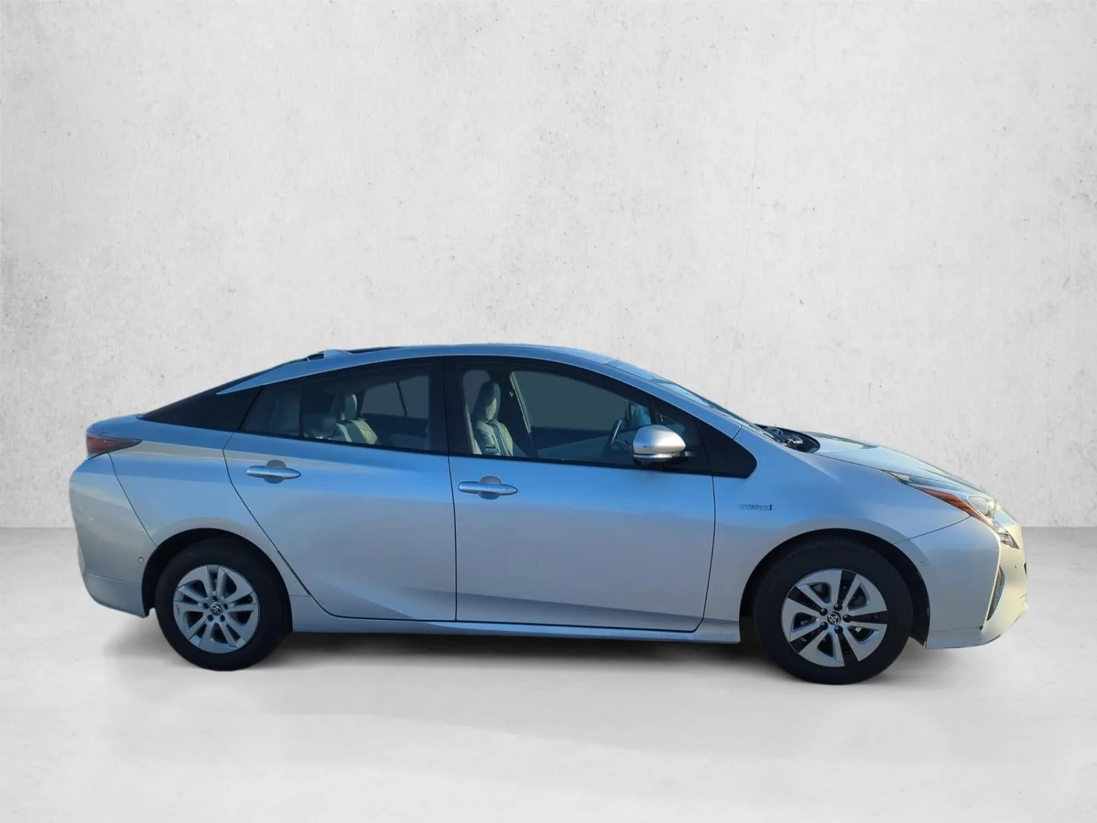 2017 Toyota Prius Three (GS) photo 4