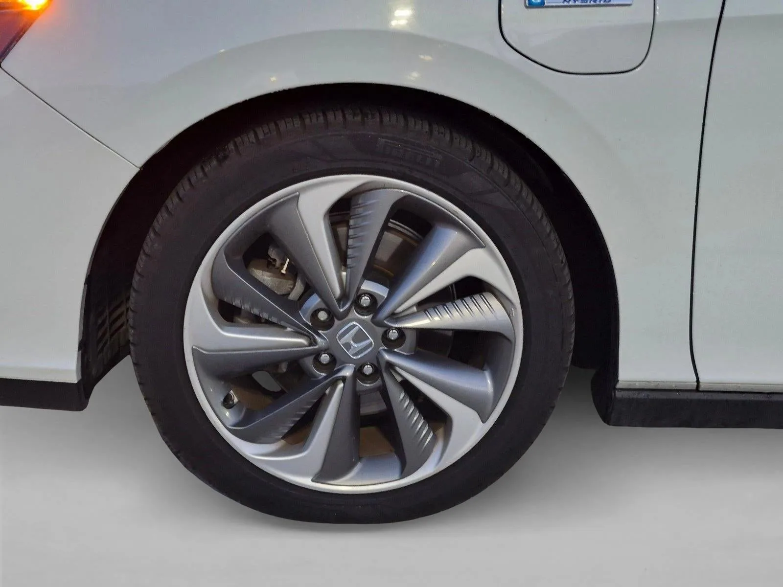 2018 Honda Clarity Plug-In Hybrid Touring Sedan photo 9