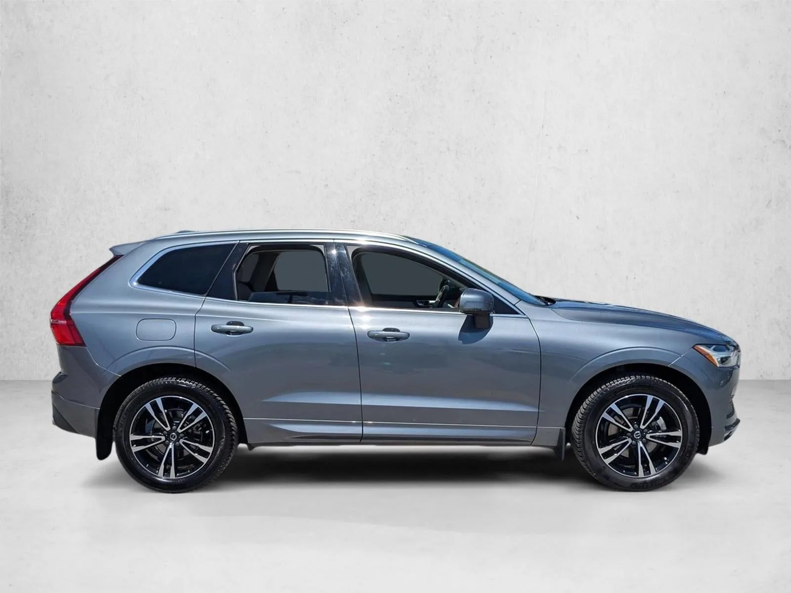 2021 Volvo XC60 T5 FWD Momentum photo 4