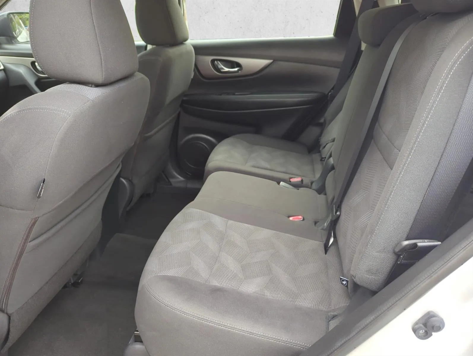 2016 Nissan Rogue FWD 4dr S photo 11