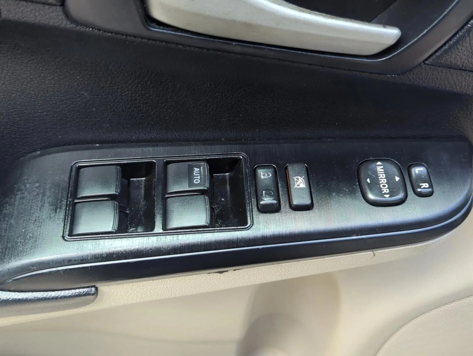 2012 Toyota Camry 4dr Sdn I4 Auto LE (Natl) photo 11