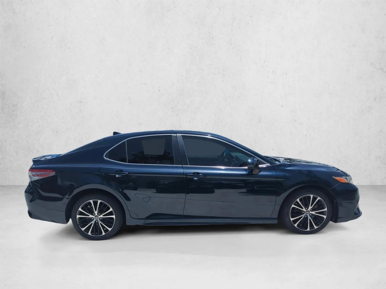 2019 Toyota Camry SE Auto (SE) photo 4
