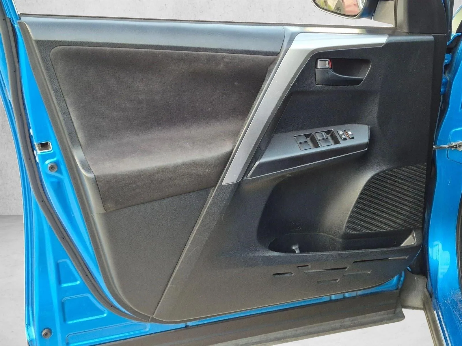 2018 Toyota RAV4 LE FWD (GS) photo 12
