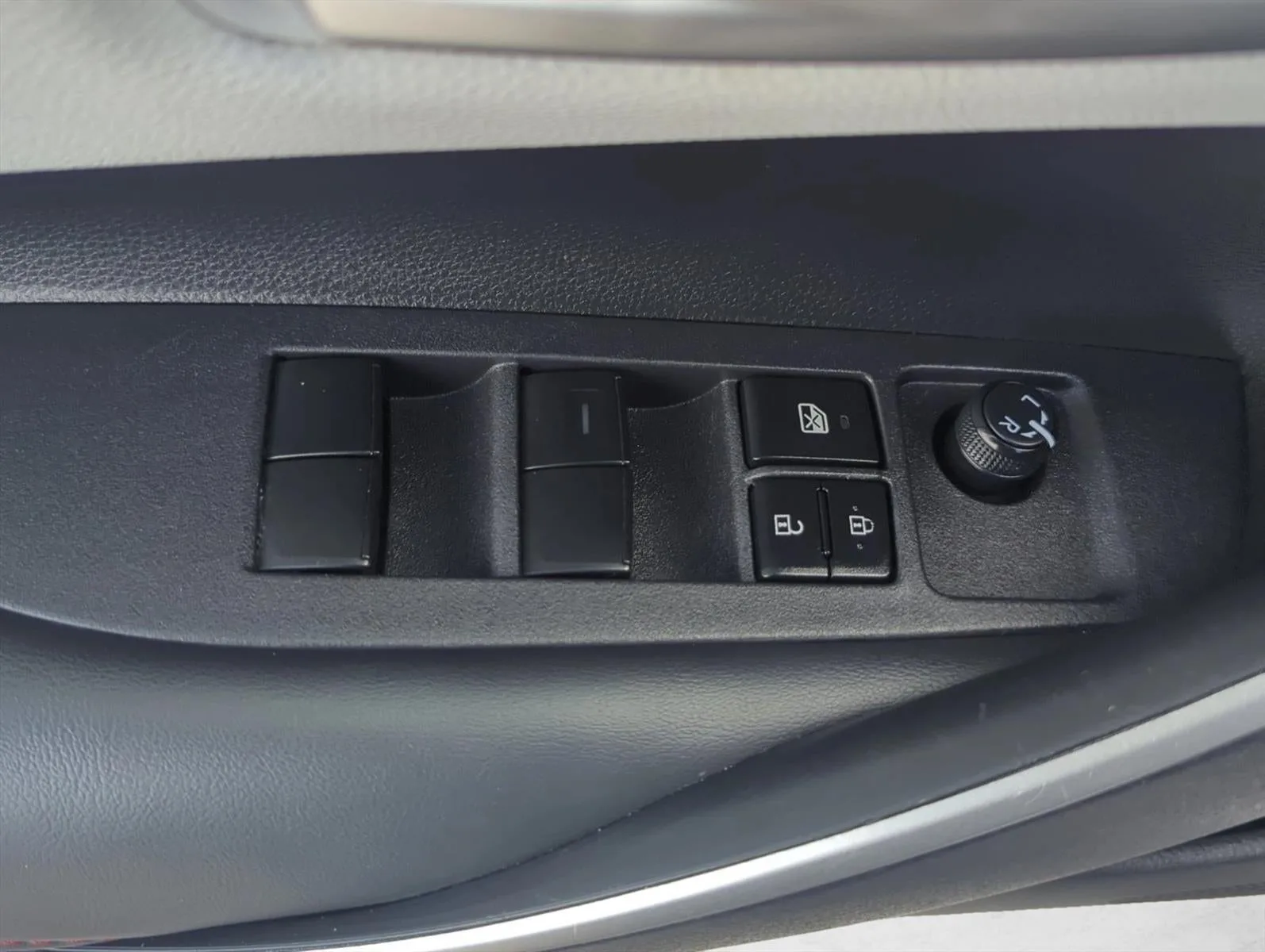 2024 Toyota Corolla SE CVT (Natl) photo 11
