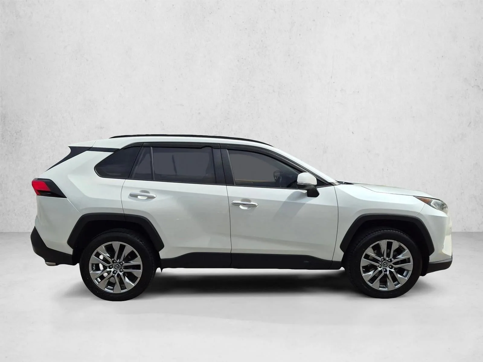 2019 Toyota RAV4 Limited FWD (Natl) photo 4