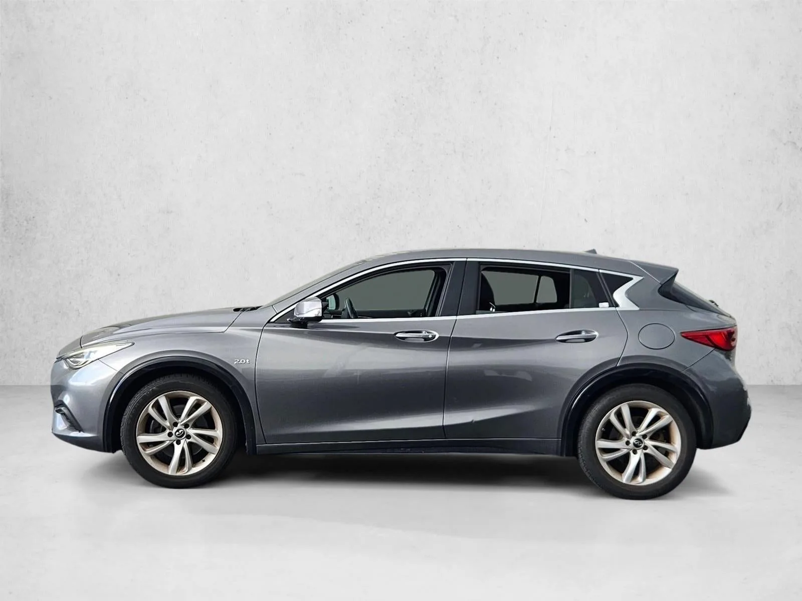 2017 INFINITI QX30 Luxury FWD photo 3