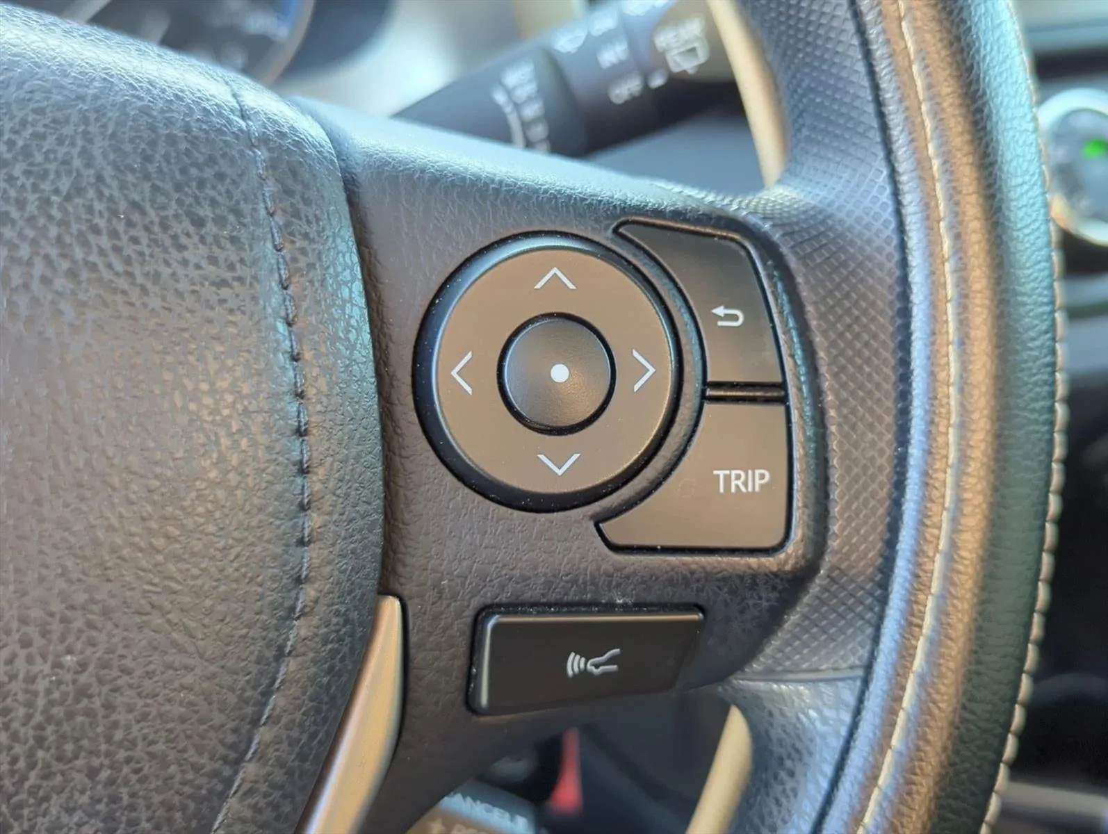 2018 Toyota RAV4 LE FWD (GS) photo 11