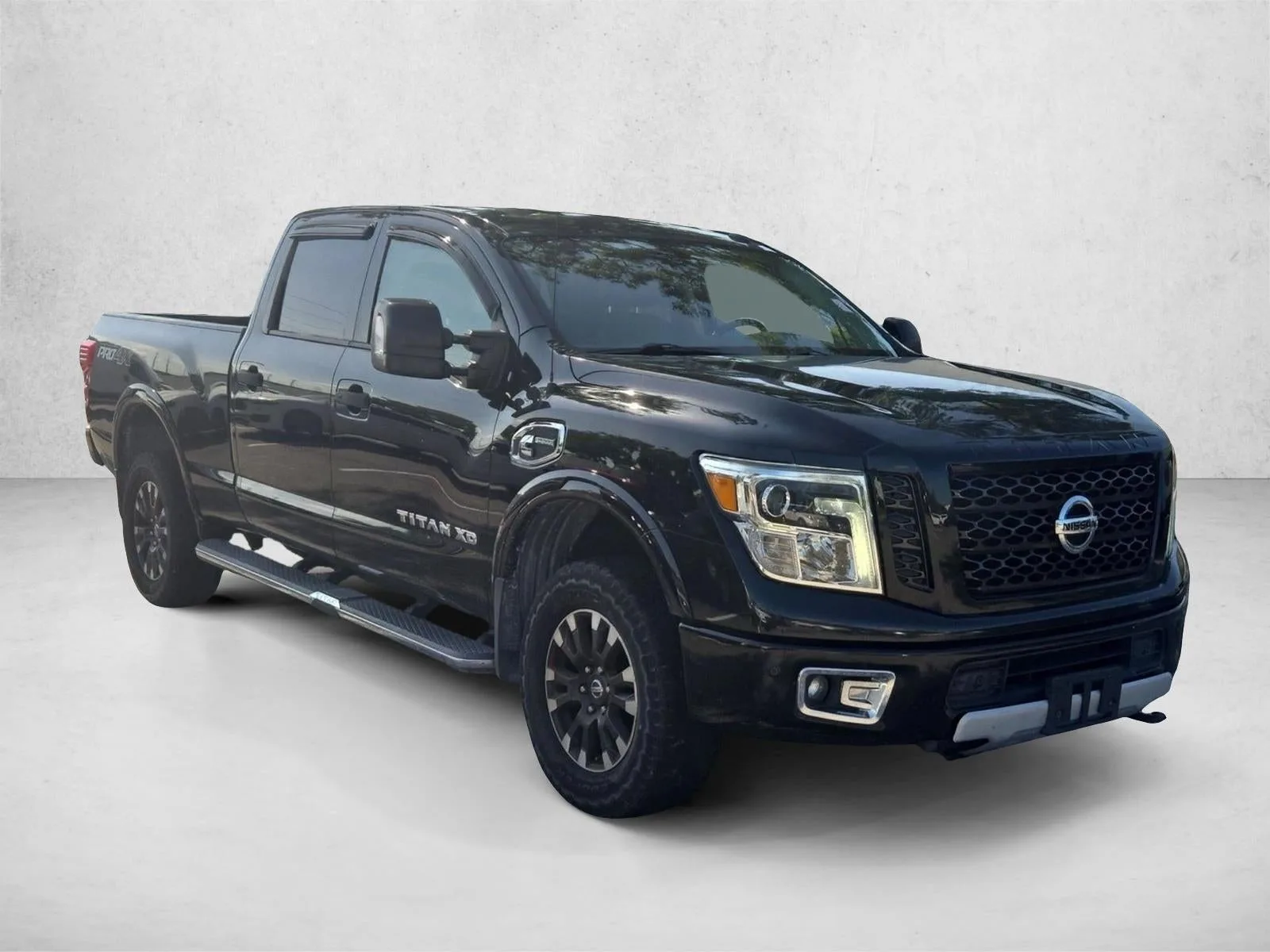 2016 Nissan Titan XD 4WD Crew Cab PRO-4X Diesel photo 3