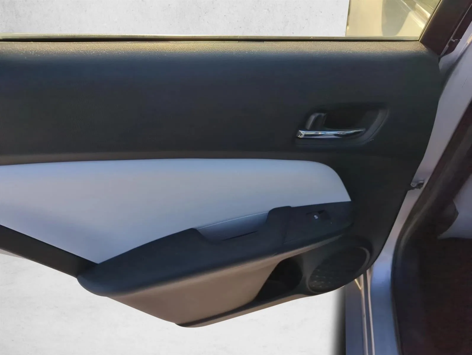 2017 Toyota Prius Three (GS) photo 9