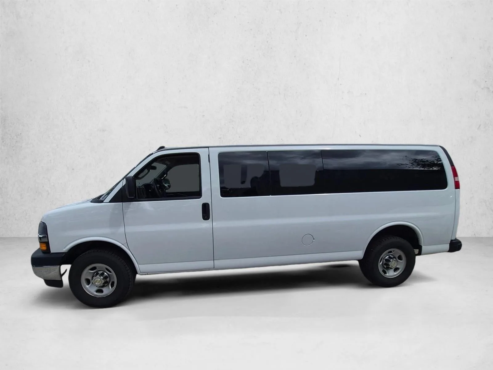 2024 Chevrolet Express Passenger 3500 1LT photo 5