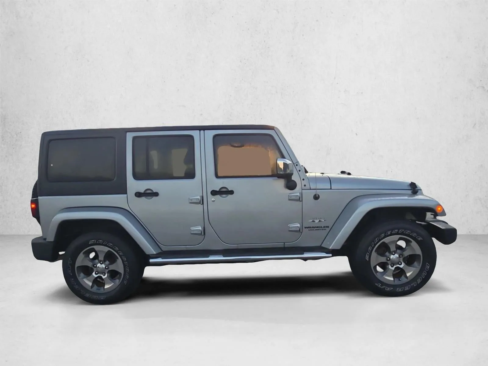 2016 Jeep Wrangler Unlimited 4WD 4dr Sahara photo 4