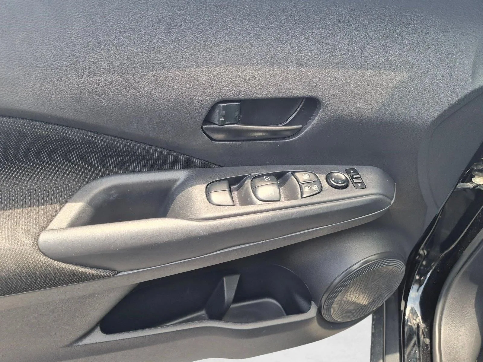2023 Nissan Kicks S FWD photo 7
