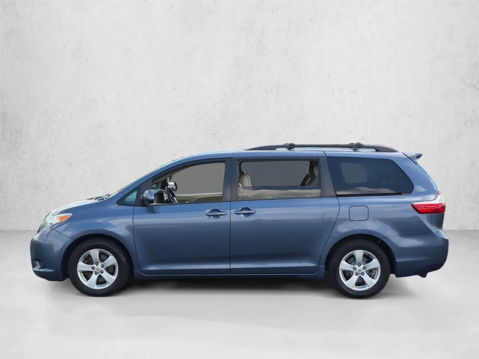 2016 Toyota Sienna LE 8 Passenger photo 8