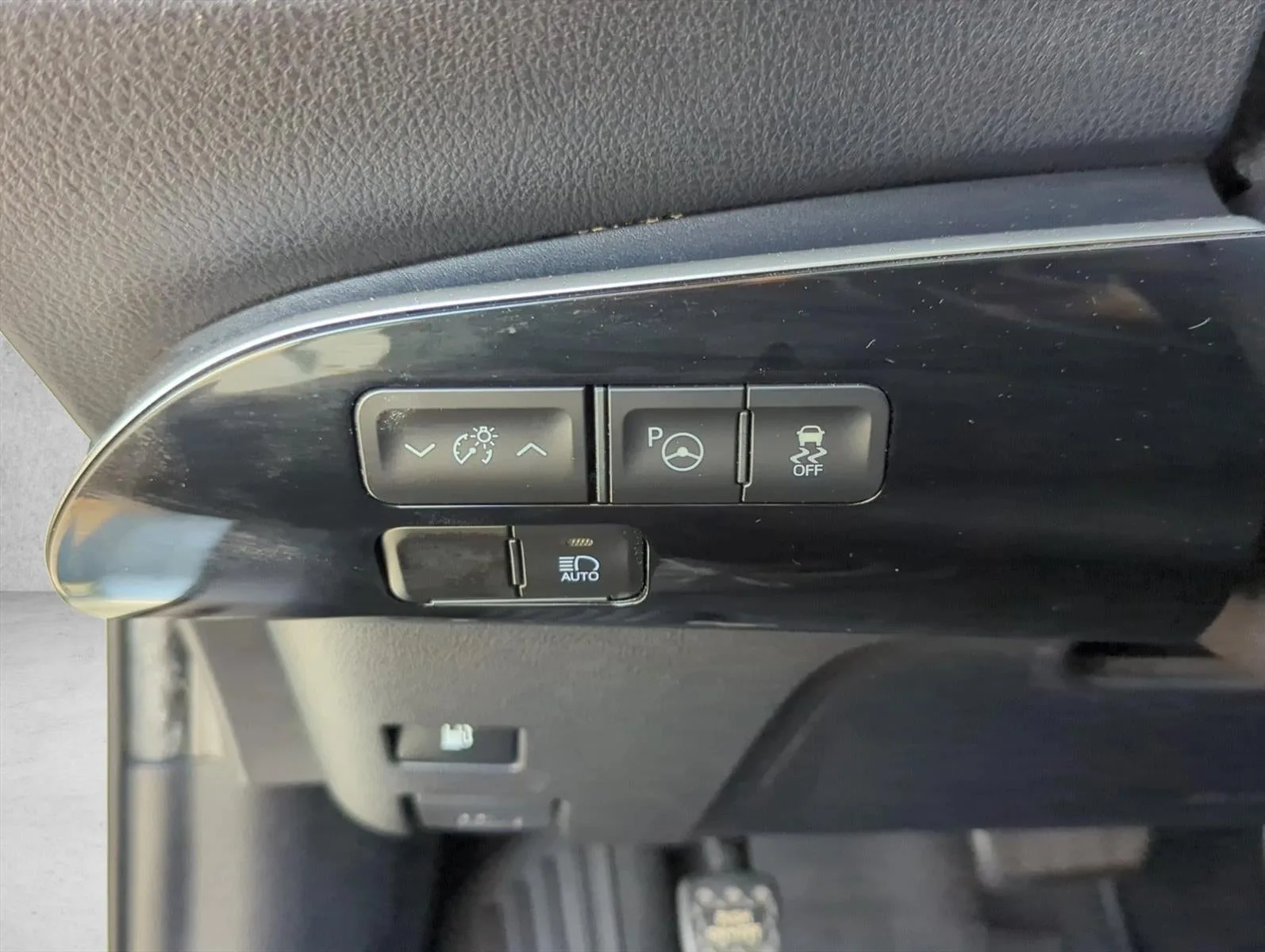 2020 Toyota Prius LE (Natl) photo 11