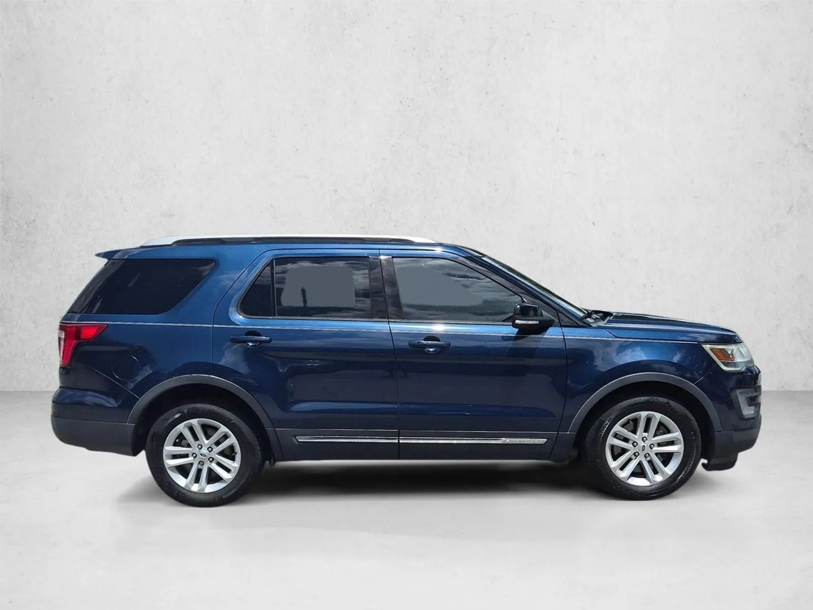 2017 Ford Explorer XLT FWD photo 4