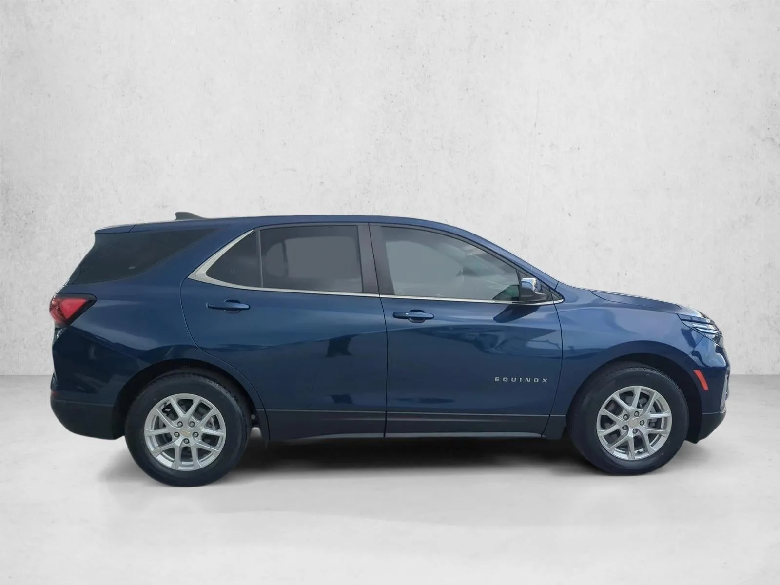 2022 Chevrolet Equinox FWD LT photo 2