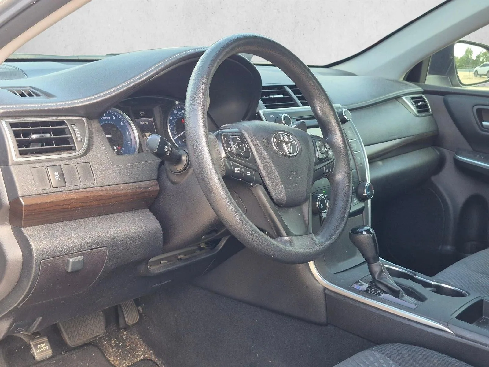 2016 Toyota Camry 4dr Sdn I4 Auto LE (SE) photo 2