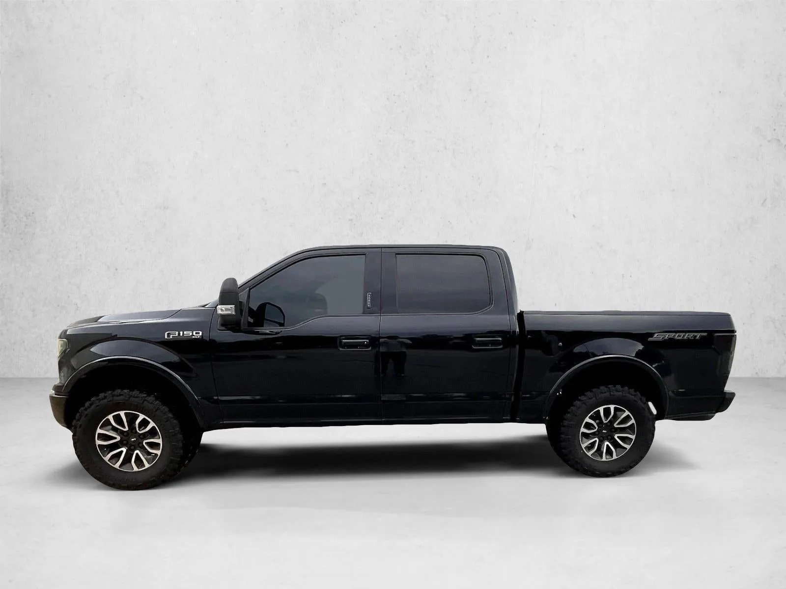 2019 Ford F-150 XLT 2WD SuperCrew 5.5' Box photo 6