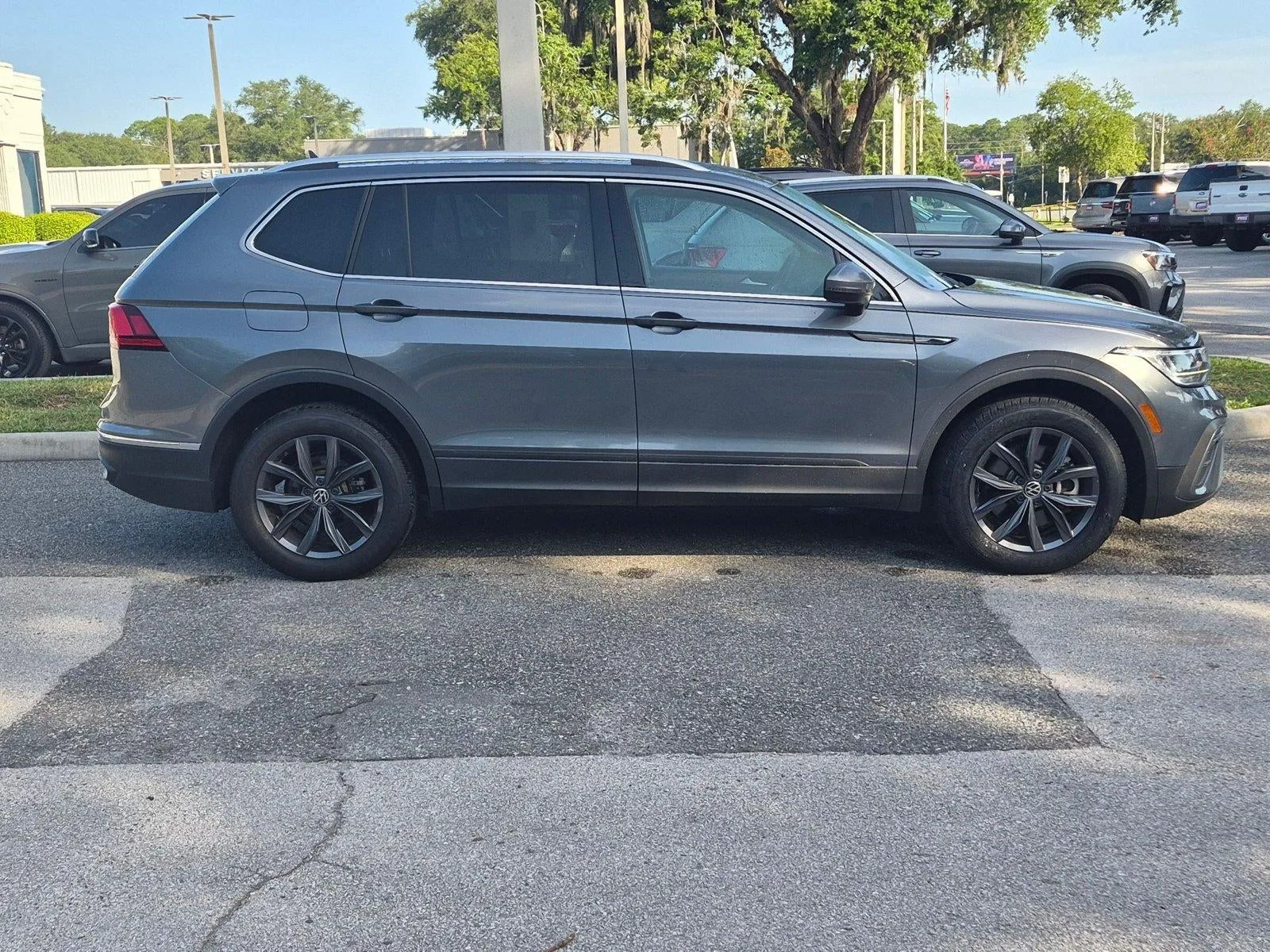 2022 Volkswagen Tiguan 2.0T SE FWD photo 4