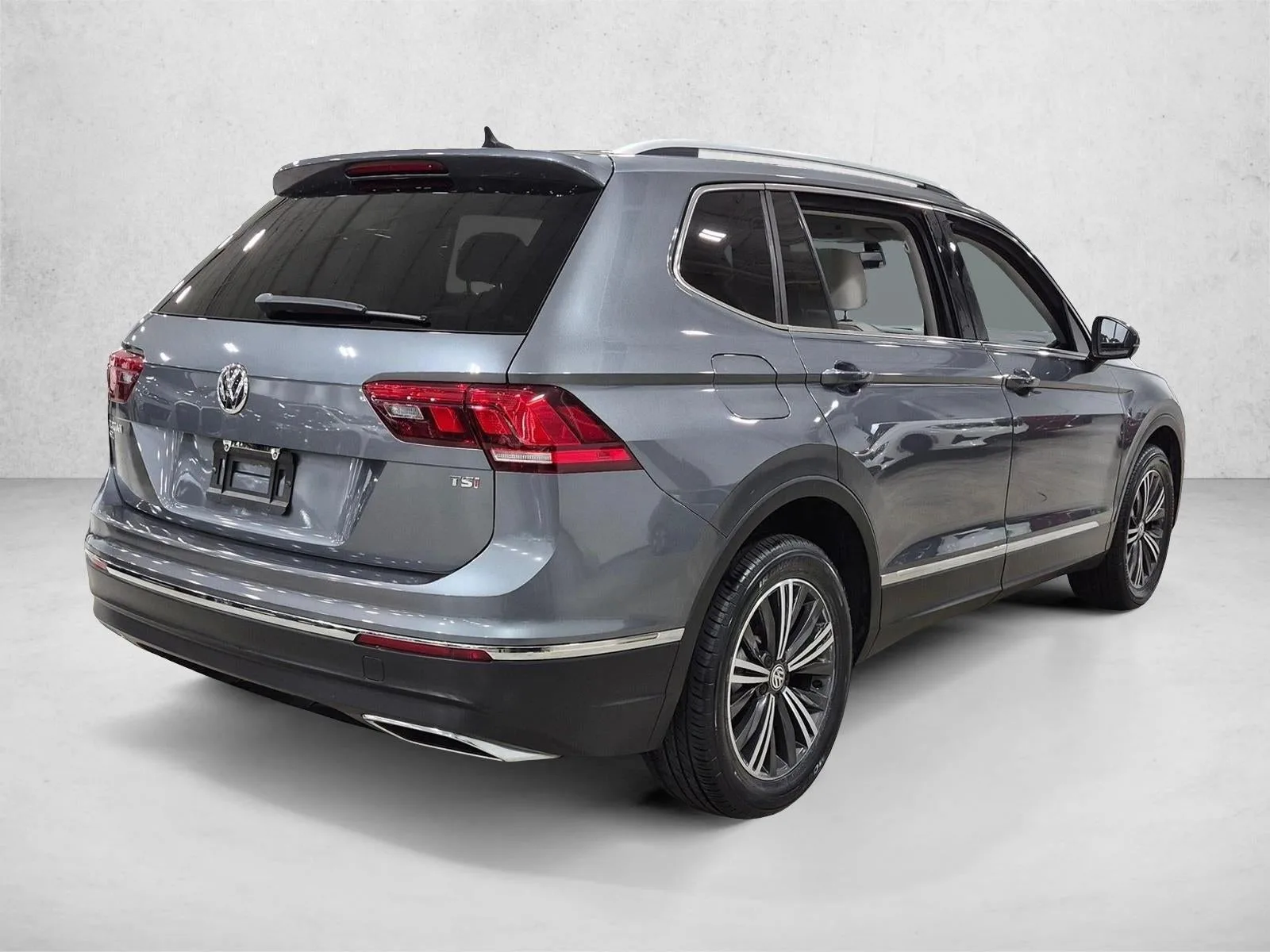 2018 Volkswagen Tiguan 2.0T SEL FWD photo 5
