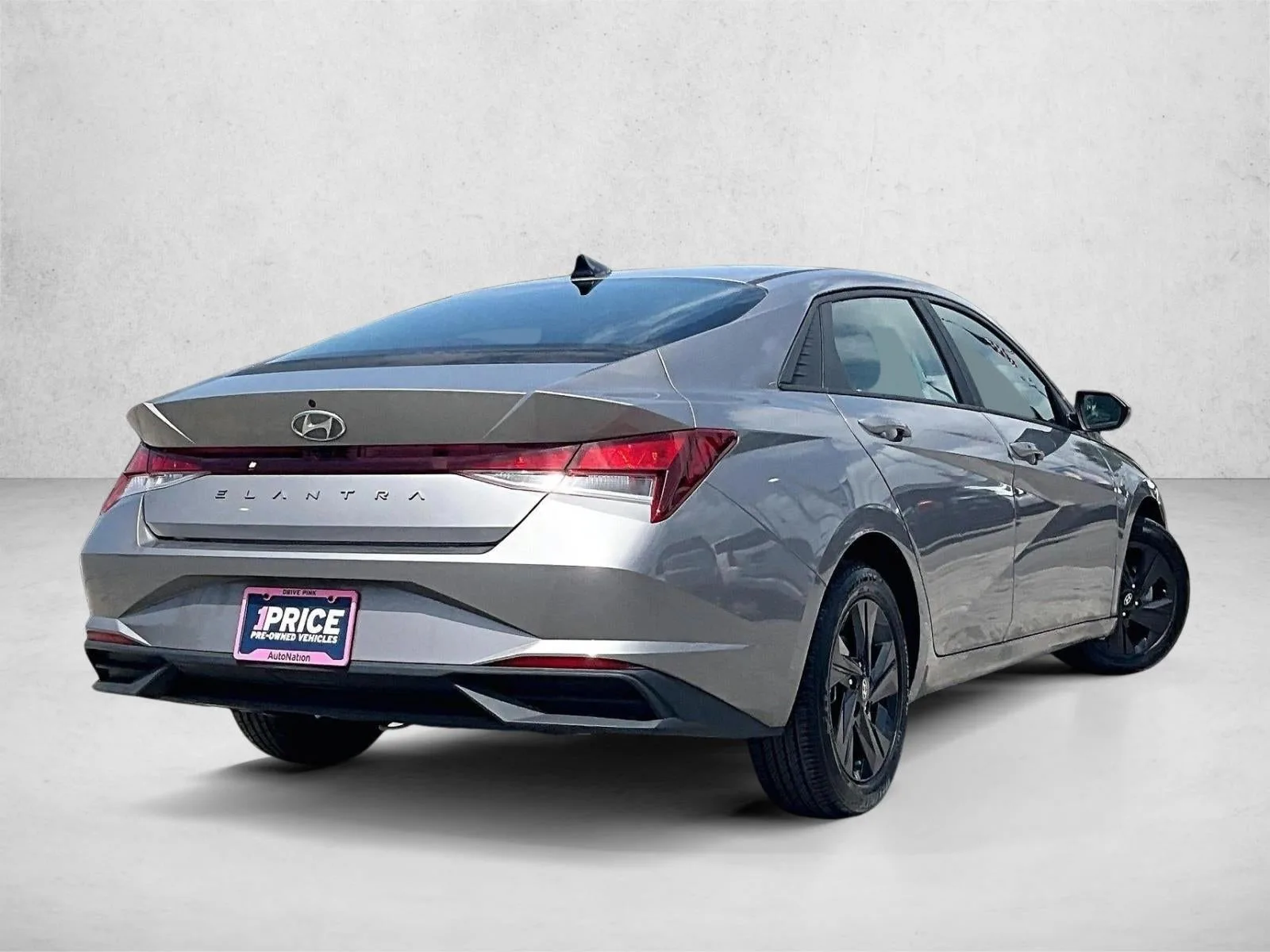 2022 Hyundai Elantra SEL photo 2