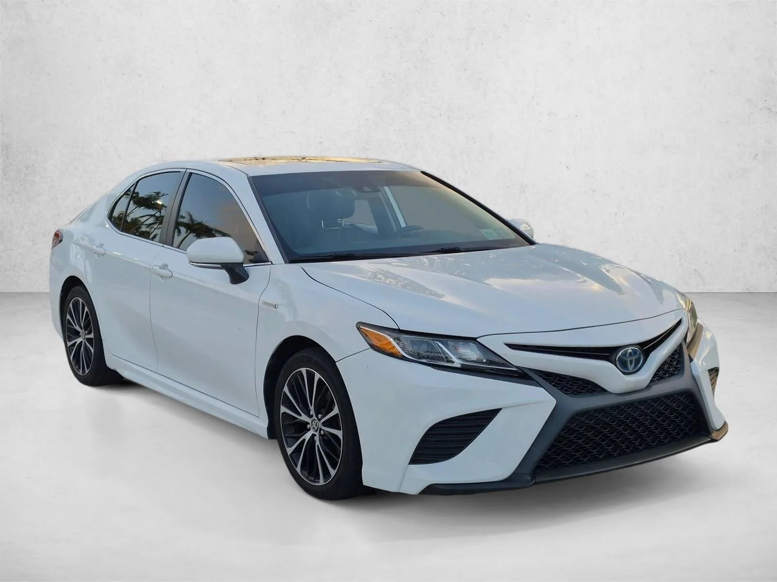 2020 Toyota Camry Hybrid SE CVT (Natl) photo 3